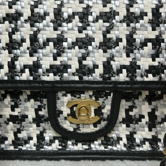 ❌SOLD❌🔥NEW! RARE! CHANEL•Metallic Woven Lambskin Medium Flap Bag - Picture 3 of 12
